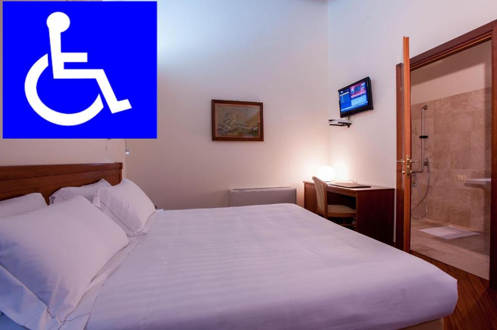 Двухместный (Двухместный номер с 1 кроватью или 2 отдельными кроватями - Подходит для гостей с ограниченными физическими возможностями) отеля Hotel Flora, Кальяри