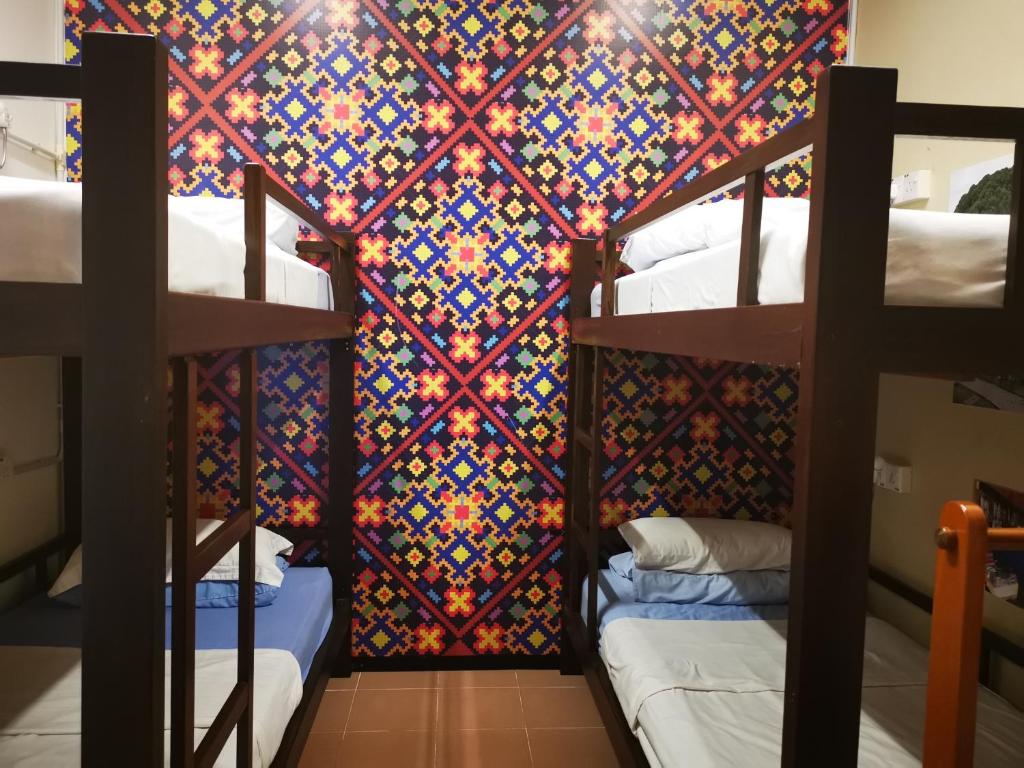 Номер (Кровать в общем 4-местном номере для мужчин и женщин) хостела Masada Bed & Breakfast, Кота-Кинабалу