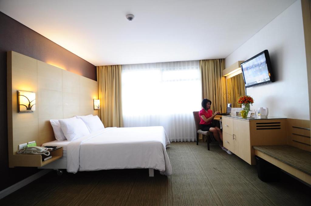 Четырехместный (Двухместный номер Делюкс с 1 кроватью) отеля St Giles Makati – A St Giles Hotel, Manila, Манила