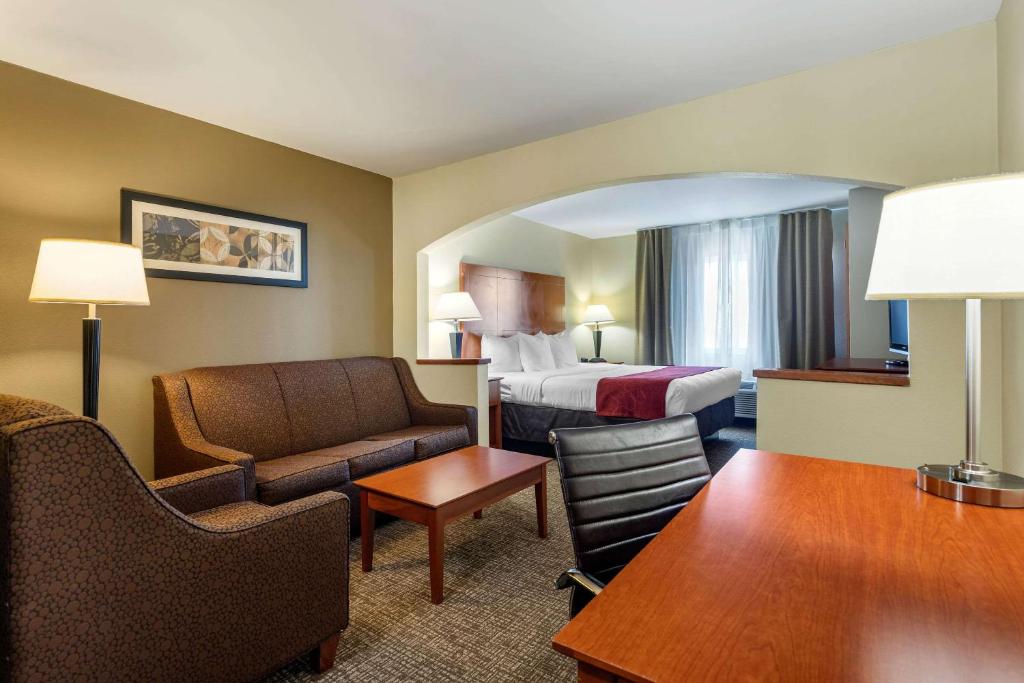 Сьюит (Люкс с кроватью размера «king-size» - Для некурящих), Comfort Suites North Dallas