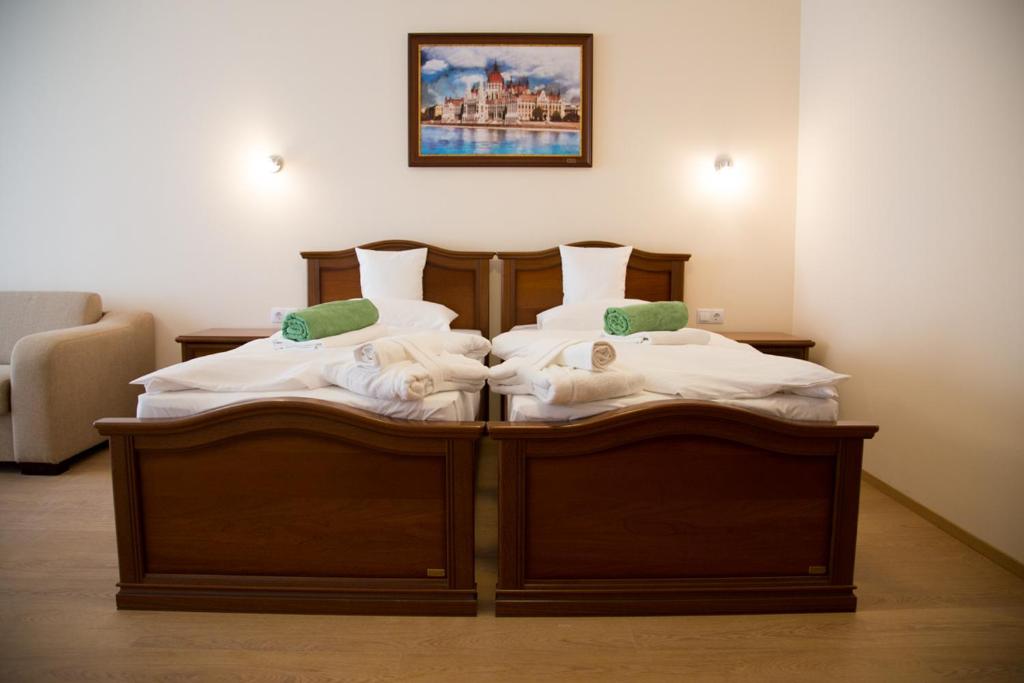 Двухместный (Двухместный номер с 2 отдельными кроватями и дополнительной кроватью) отеля Luxury Spa & Conference Hotel, Шиофок