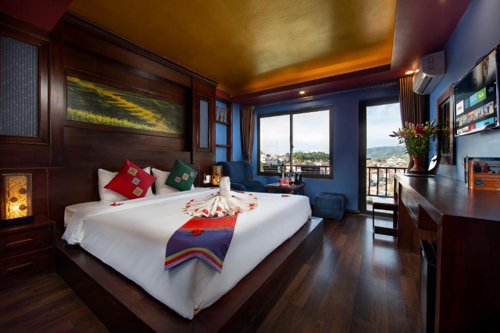 Двухместный (Двухместный номер Делюкс с 1 кроватью или 2 отдельными кроватями, вид на горы) отеля Saparis Hotel, Сапа