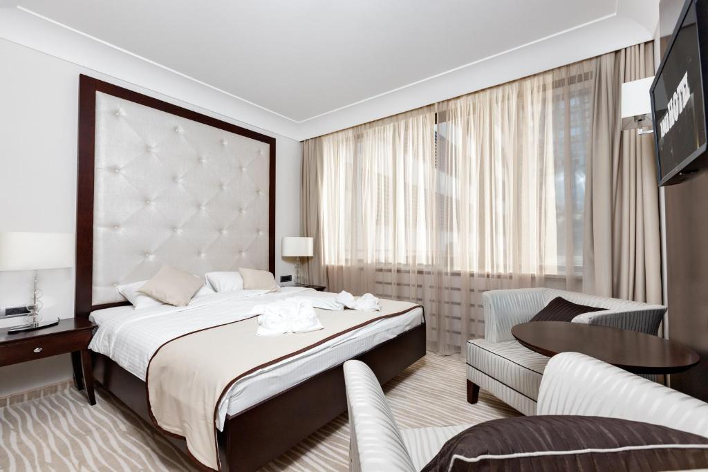 Сьюит (Люкс с кроватью размера «king-size») отеля GARNI HOTEL AMI, Нови-Сад