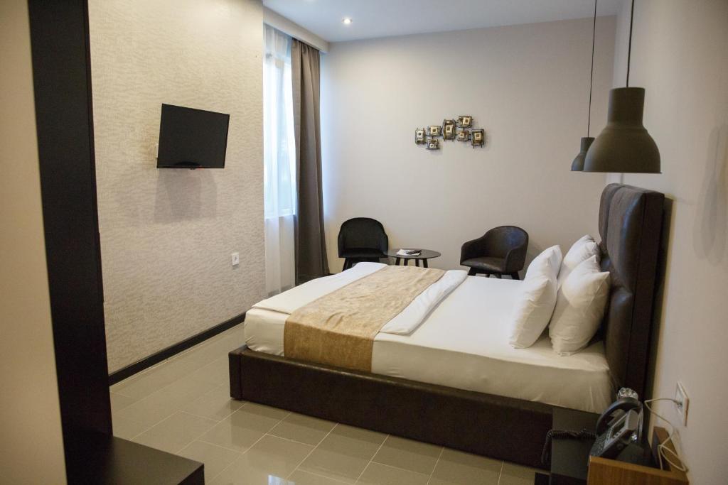 Двухместный (Улучшенный двухместный номер с 2 отдельными кроватями) отеля Hotel Crystal Light, Ниш