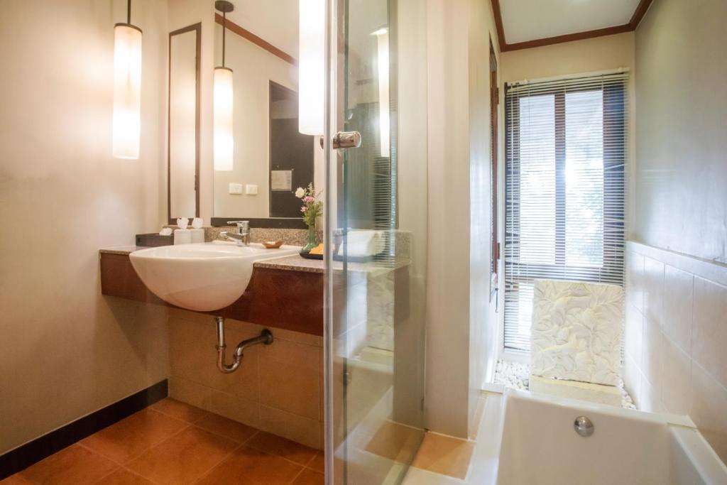 Двухместный (Улучшенный двухместный номер с 2 отдельными кроватями) курортного отеля Khaolak Merlin Resort, Кхаулак