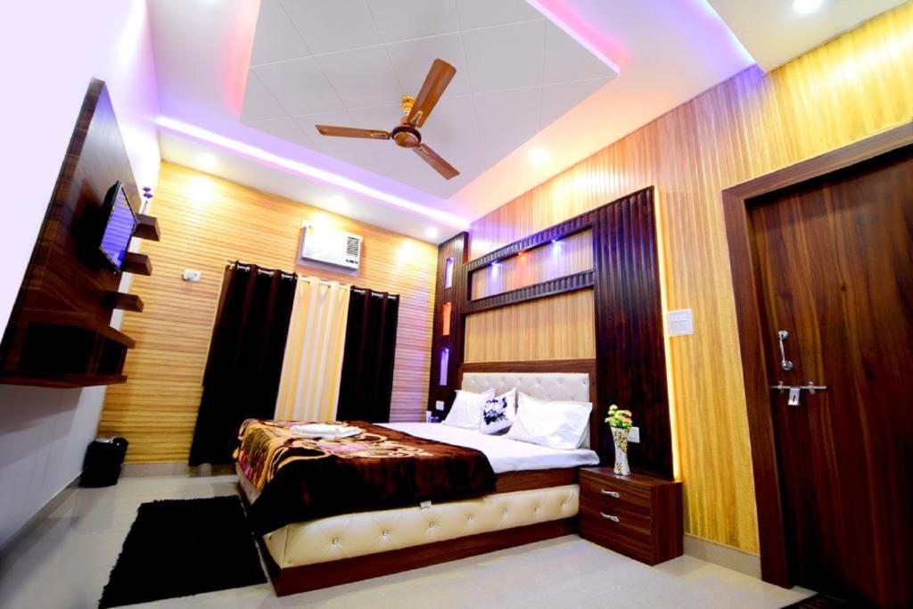 Двухместный (Номер Делюкс с кроватью размера «king-size») семейного отеля Taj Shiro Home Stay, Агра