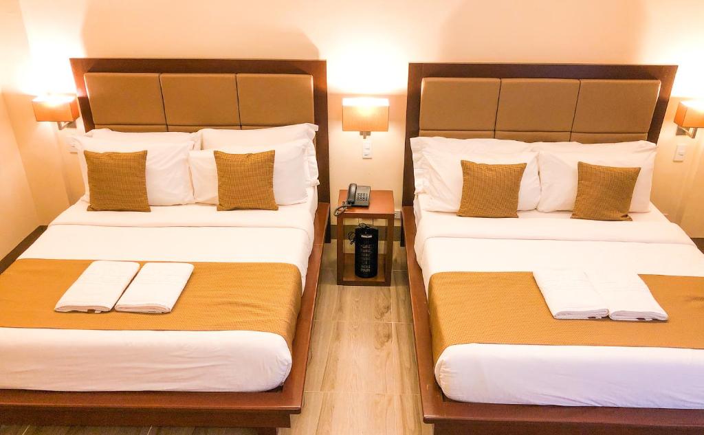 Четырехместный (Улучшенный номер с 2 кроватями размера «queen-size») отеля The Piccolo Hotel of Boracay, Боракай