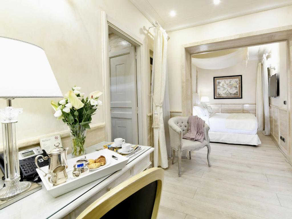 Двухместный (Улучшенный двухместный номер с 1 кроватью или 2 отдельными кроватями) отеля Hotel Barocco, Рим