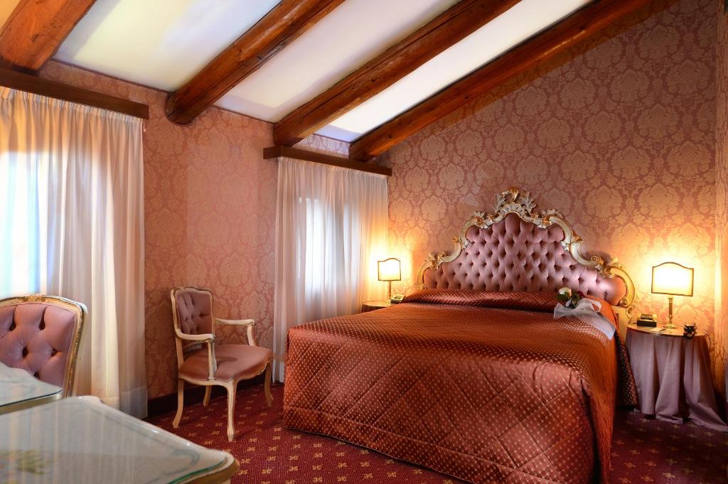 Двухместный (Классический двухместный номер с 1 кроватью или 2 отдельными кроватями – Для некурящих) отеля Hotel Rialto, Венеция