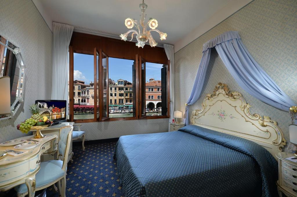 Двухместный (Двухместный номер с 1 кроватью, вид на Гранд-канал – Для некурящих) отеля Hotel Rialto, Венеция
