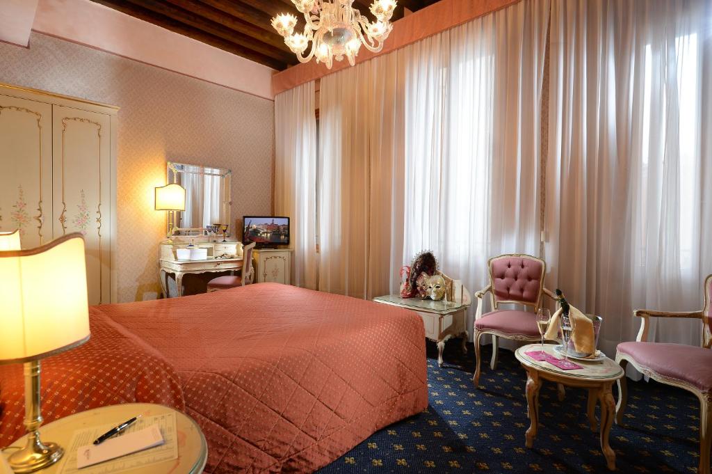 Трехместный (Классический трехместный номер – Для некурящих) отеля Hotel Rialto, Венеция