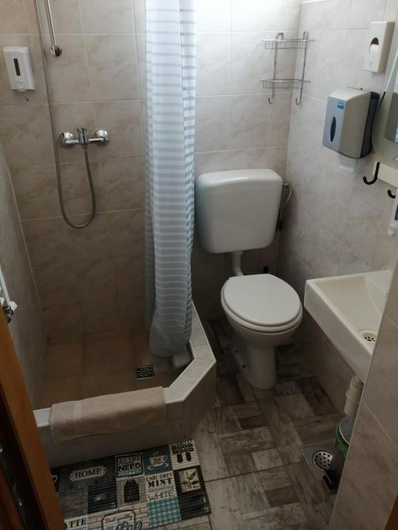 Двухместный (Двухместный номер с 1 кроватью и собственной ванной комнатой) гостевого дома Rooms DU-NA, Загреб