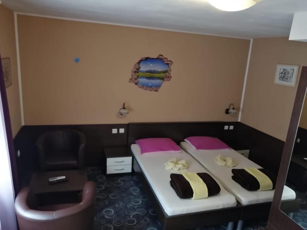 Двухместный (Двухместный номер с 2 отдельными кроватями и собственной ванной комнатой) гостевого дома Rooms DU-NA, Загреб