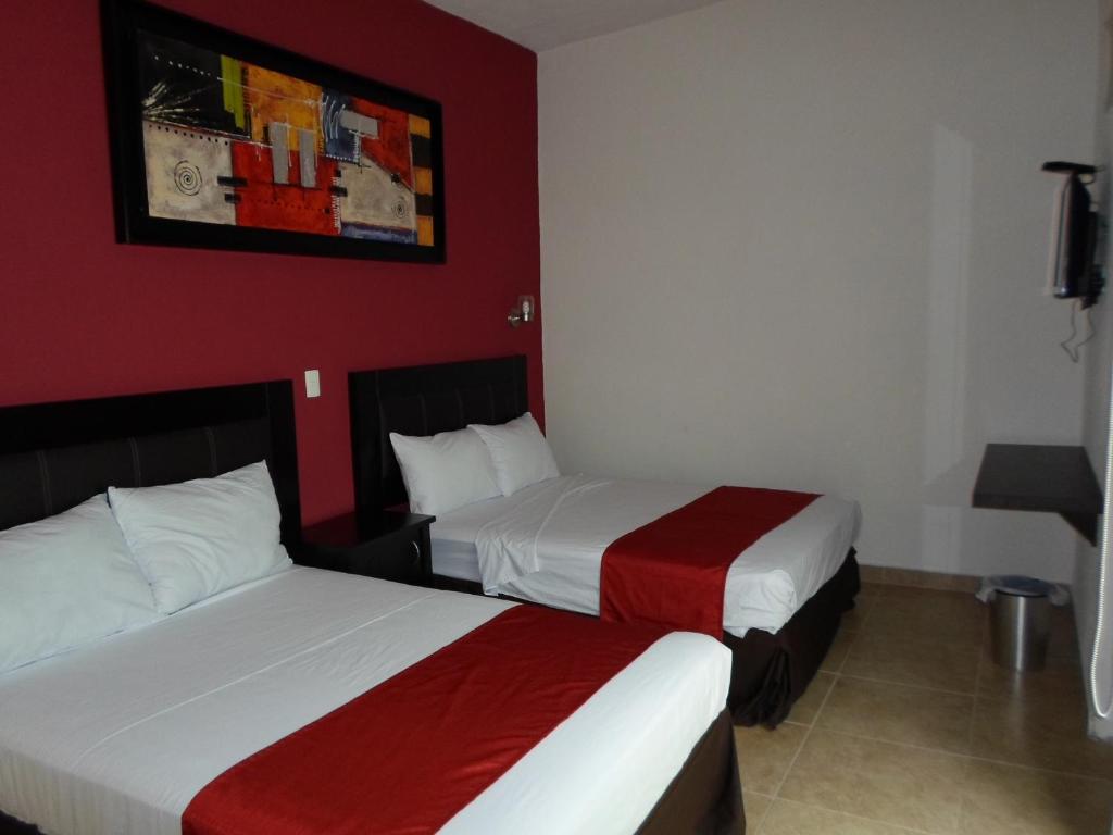 Двухместный (Двухместный номер с 2 двуспальными кроватями) отеля Hotel Montroi City, Колима