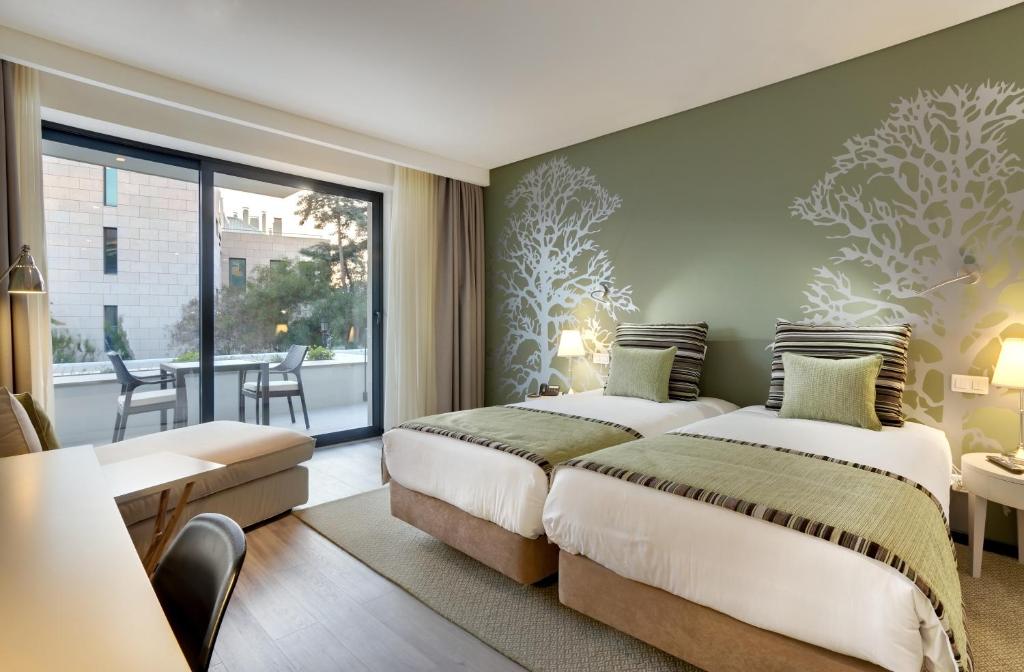 Двухместный (Улучшенный двухместный номер с 1 кроватью или 2 отдельными кроватями) отеля Hotel Inglaterra Charme & Boutique, Эшторил