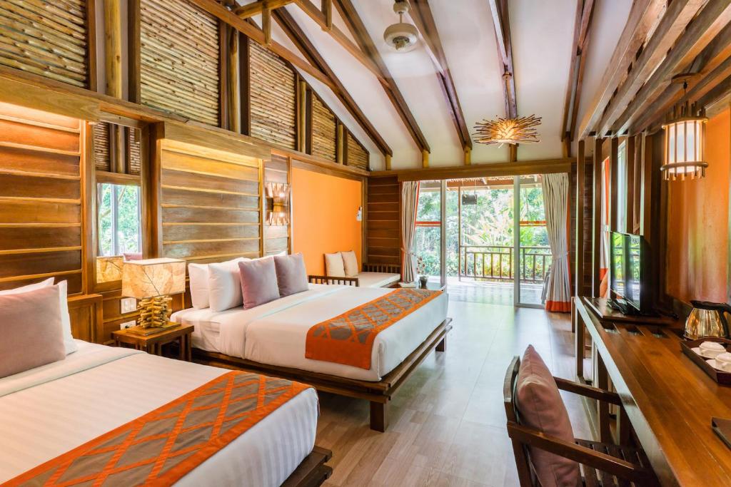 Трехместный (Трехместный номер Делюкс) курортного отеля Home Phutoey River Kwai Resort, Канчанабури