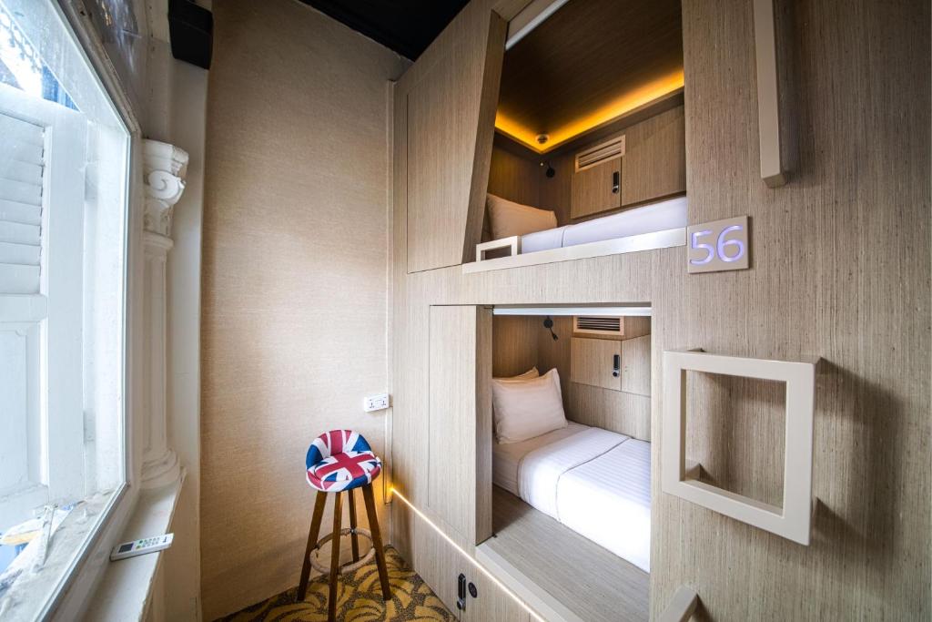 Двухместный (Частный номер с 2 односпальными кроватями-капсулами) капсульного отеля Cube Boutique Capsule Hotel @ Kampong Glam, Сингапур (город)