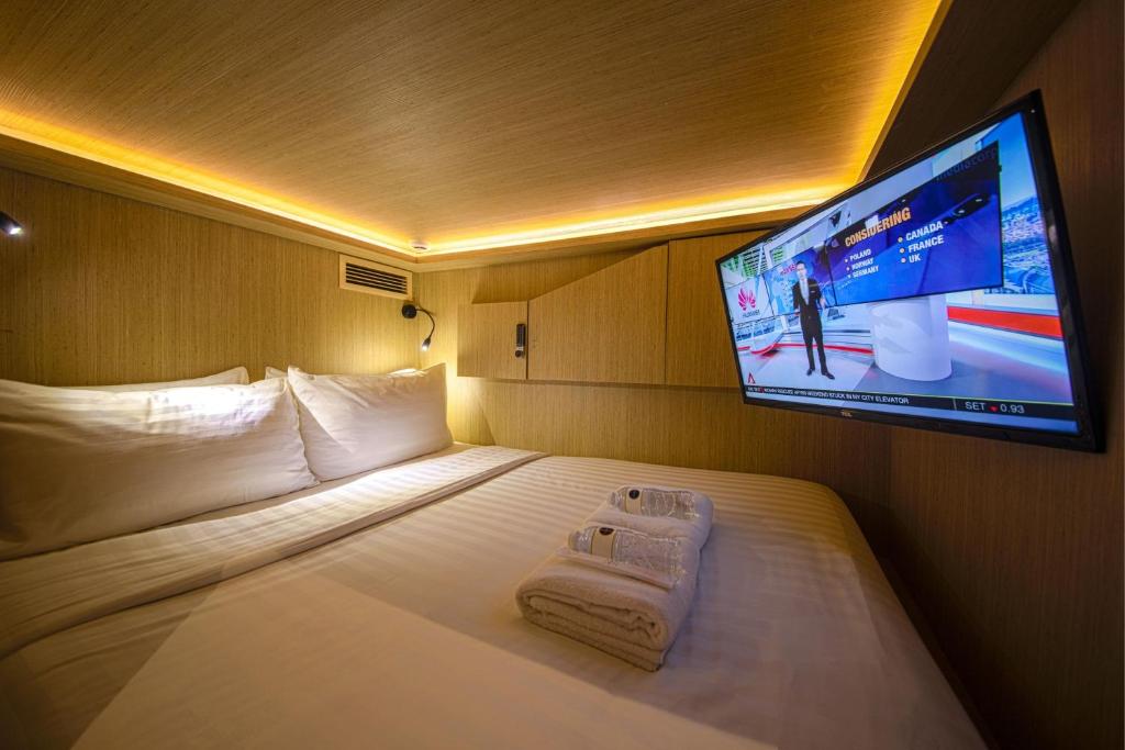 Четырехместный (Частный номер с 2 кроватями-капсулами размера «queen-size») капсульного отеля Cube Boutique Capsule Hotel @ Kampong Glam, Сингапур (город)