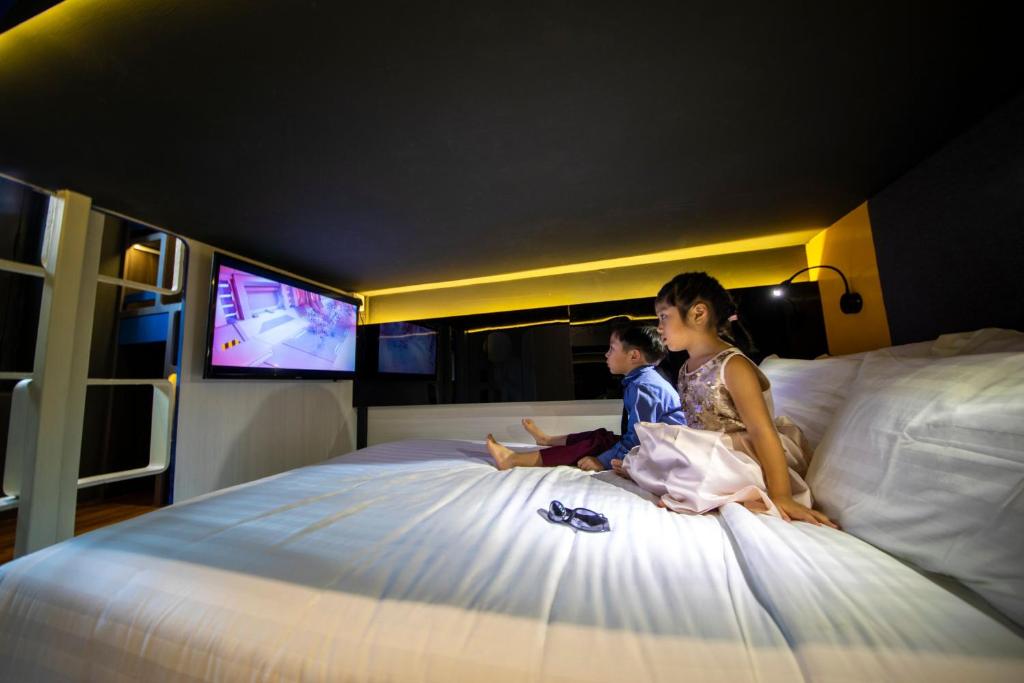 Четырехместный (Deluxe Quadruple Room with Gaming PC) отеля Yes Chinatown Point Hotel, Сингапур (город)