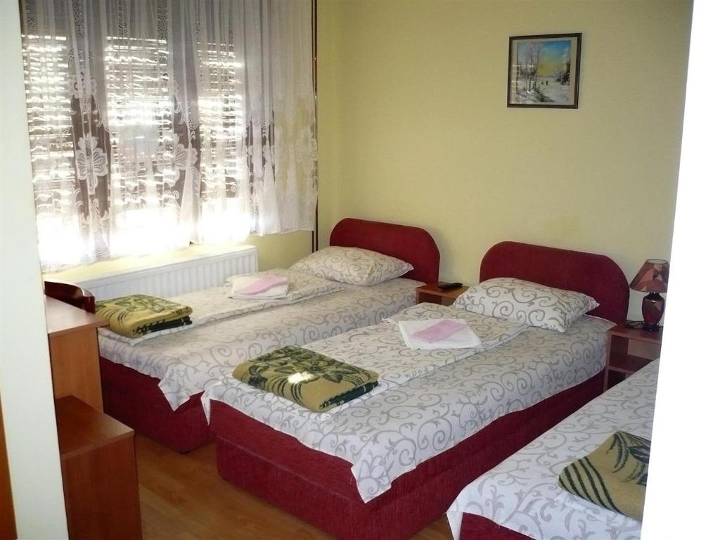 Трехместный (Трехместный номер с ванной комнатой) мотеля Motel Stara Vrba, Куршумлия