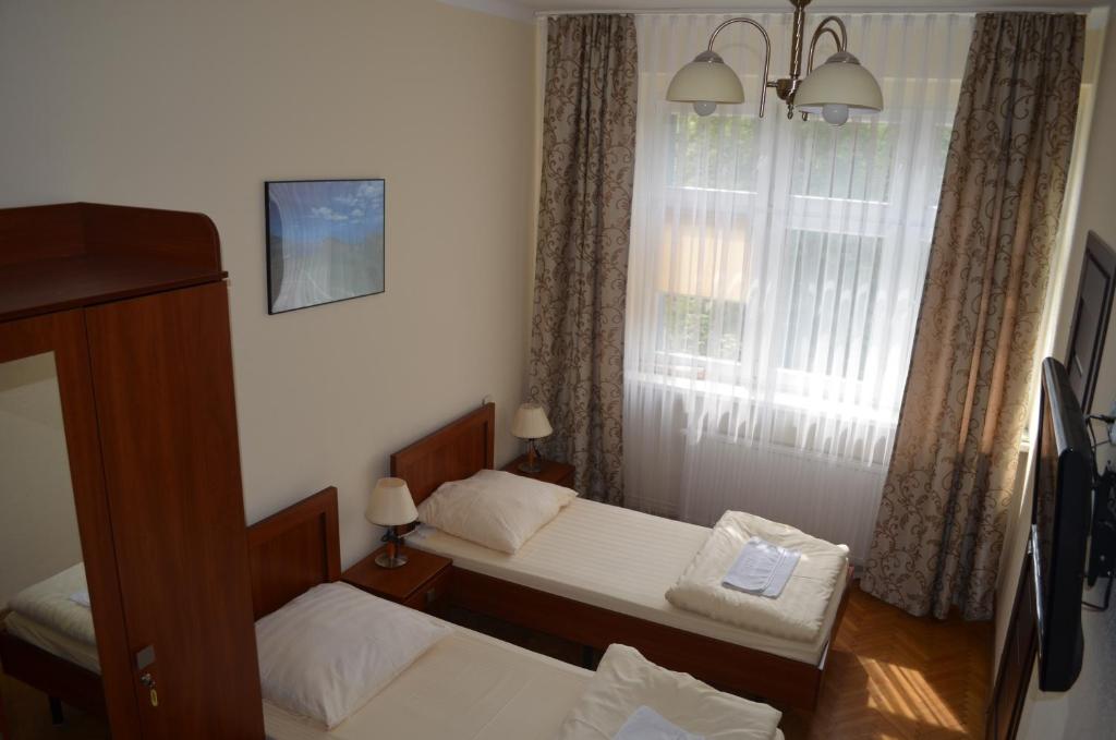 Двухместный (Двухместный номер с 2 отдельными кроватями и ванной комнатой) хостела Hostel Gwarek, Катовице