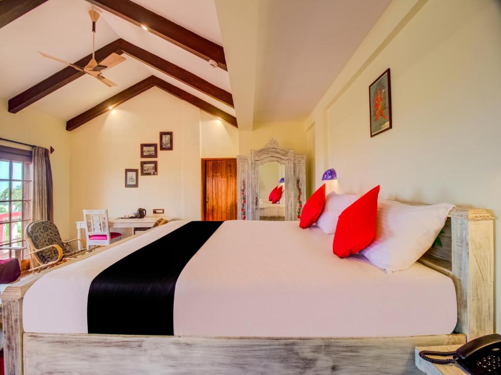Двухместный (Номер Делюкс с кроватью размера «king-size») курортного отеля La Papa Resort, Морджим