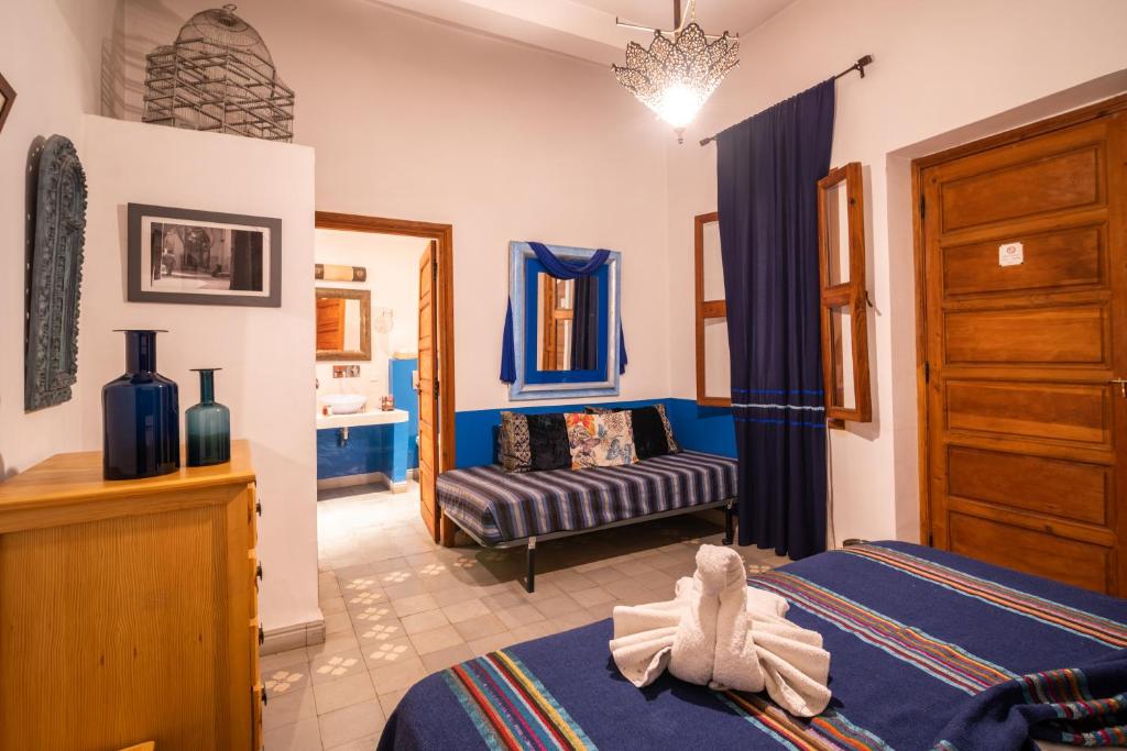 Двухместный (Двухместный номер с двуспальной кроватью и дополнительной кроватью) отеля Riad Azcona, Марракеш