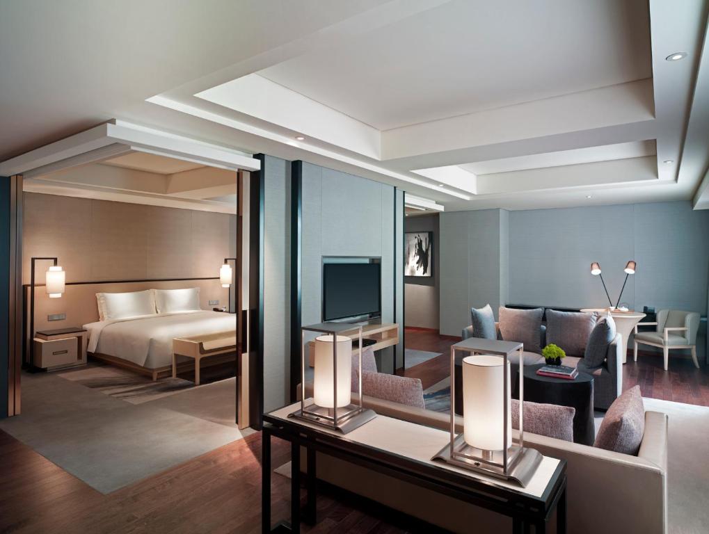 Трехместный (Номер «Резиденс Премьер» с кроватью размера «king-size») отеля New World Beijing Hotel, Пекин