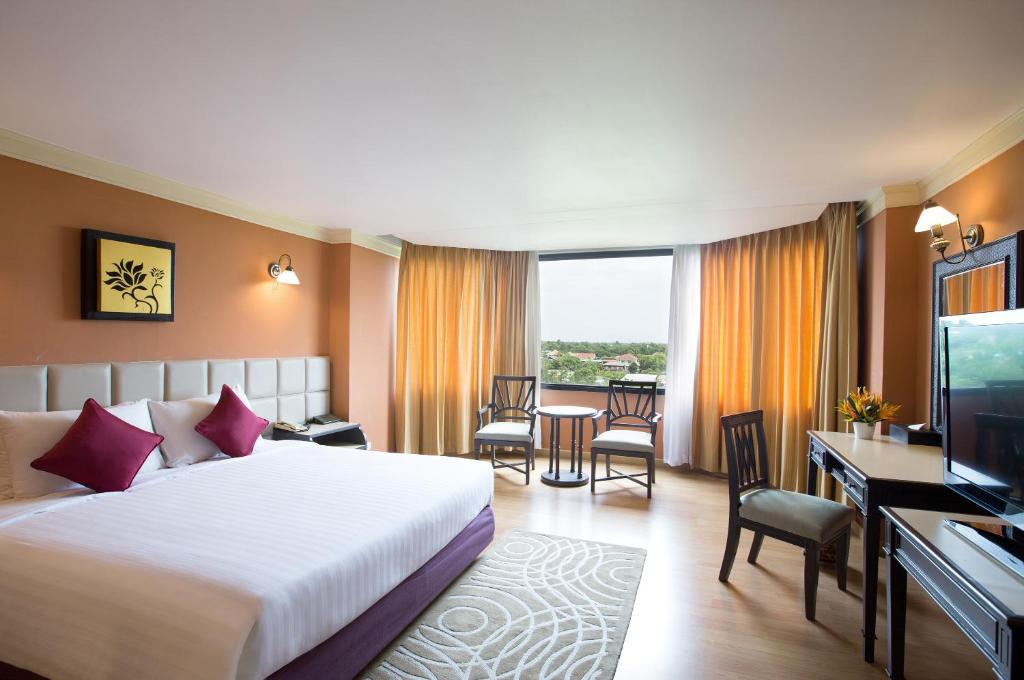 Двухместный (Представительский двухместный номер с кроватью размера «king-size» или 2 отдельными кроватями) отеля Amarin Lagoon, Пхитсанулок