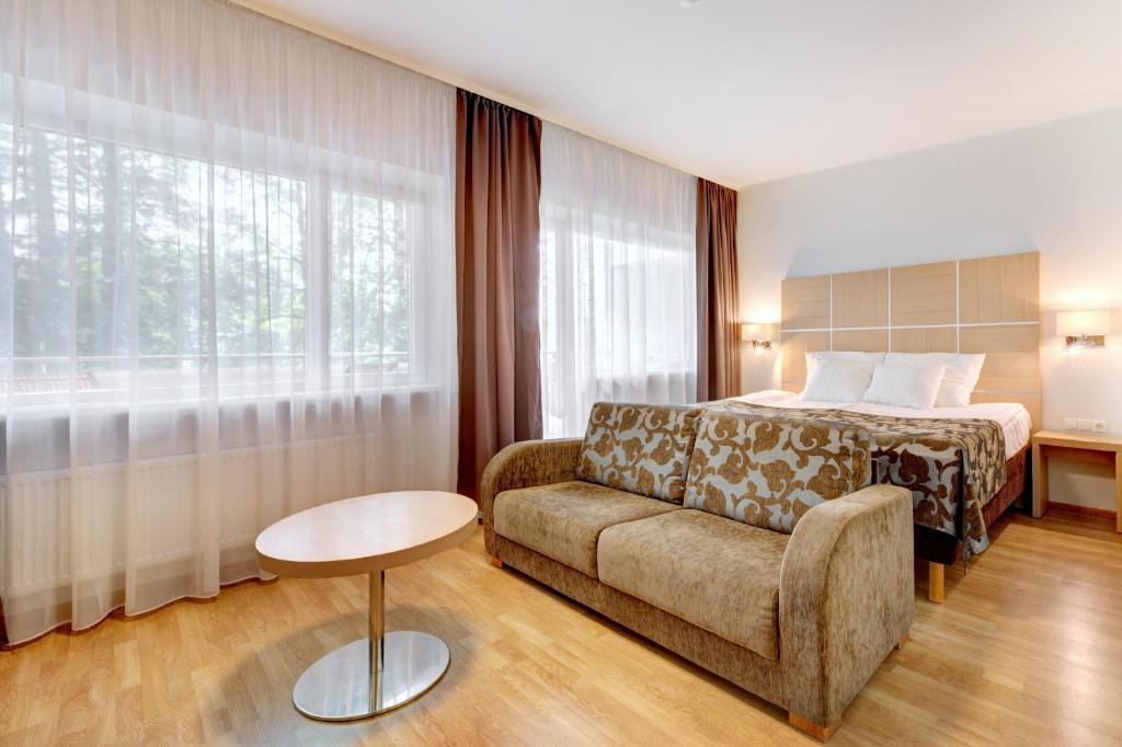 Двухместный (Двухместный номер Делюкс с 1 кроватью, балконом и видом на парк) отеля Pärnu Hotel, Пярну