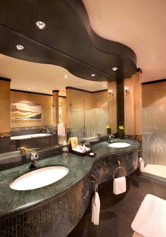 Трехместный (Двухместный номер Clube Creekside с 2 отдельными кроватями) отеля Grand Hyatt Dubai, Дубай
