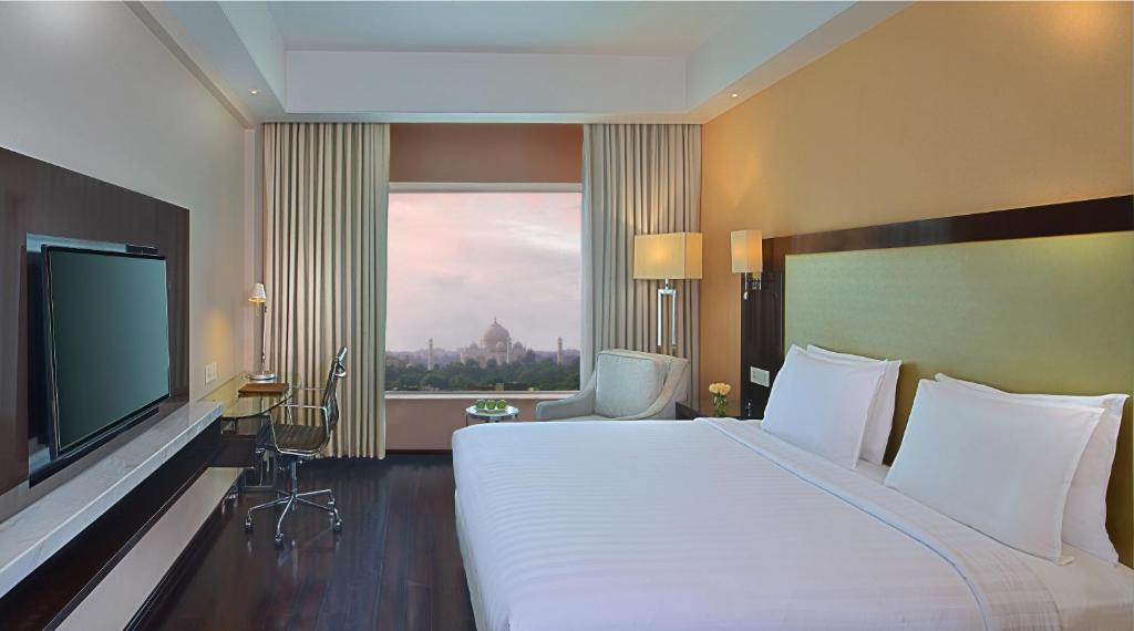 Трехместный (Superior Room Taj Mahal View (Includes Free room upgrade to Next Category, Early Check in/Late Check Out, subject to availability; 20% off on food and soft beverages)), Four Points by Sheraton Agra