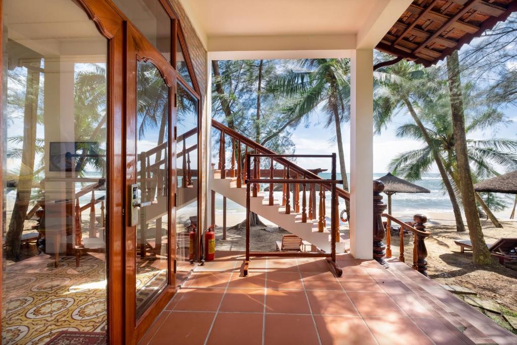 Двухместный (Двухместный номер с 1 кроватью и видом на пляж) курортного отеля Cocopalm Beach Resort & Spa, Дуонг-Донг