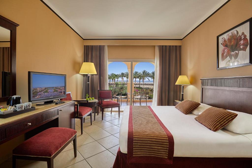 Трехместный (Улучшенный номер с кроватью размера «queen-size» и видом на море — Здание Jaz Mirabel Beach) курортного отеля Jaz Mirabel Resort, Шарм-эль-Шейх