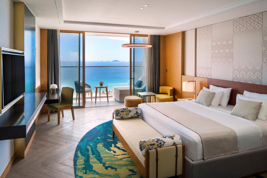 Двухместный (Улучшенный номер с кроватью размера «king-size» и видом на море) курортного отеля Mövenpick Resort Cam Ranh, Камрань
