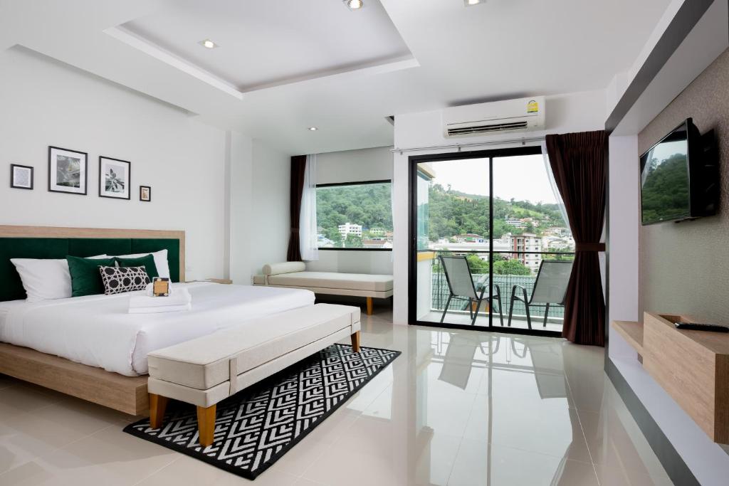 Двухместный (Предложение Staycation - Номер с кроватью размера «king-size» и видом на бассейн, ранняя регистрация заезда в 10:00, поздняя регистрация отъезда в 15:00) отеля Buasri Phuket Hotel, Пхукет