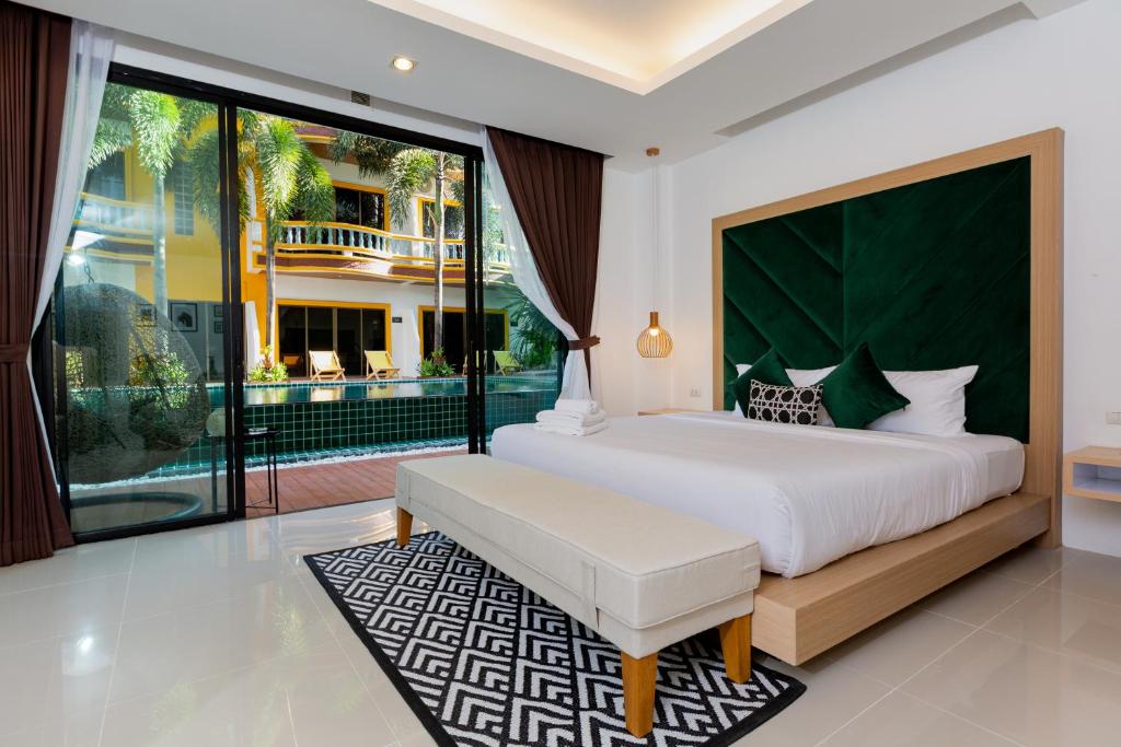 Двухместный (Номер Junior с выходом к бассейну) отеля Buasri Phuket Hotel, Пхукет