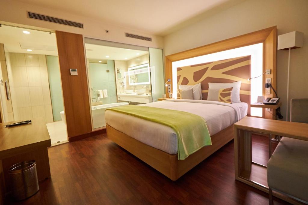 Сьюит (Luxury Suite With Living Room, Bath Tub , Netflix And 4 Drinks Included), Novotel Chennai OMR - An AccorHotels Brand