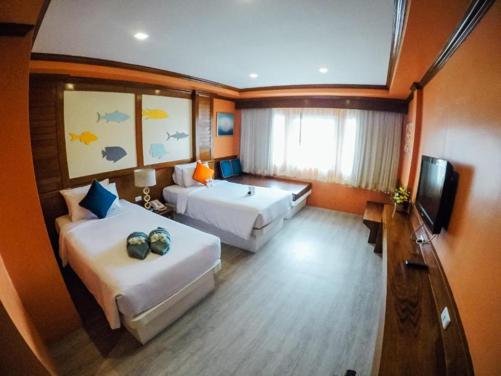 Двухместный (Улучшенный двухместный номер с 1 кроватью или 2 отдельными кроватями) отеля Baumanburi, Пхукет