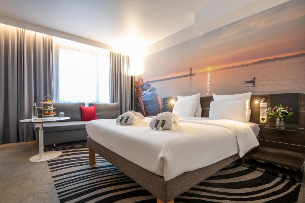 Трехместный (Улучшенный двухместный номер с 1 кроватью и диваном-кроватью) отеля Novotel Hamburg City Alster, Гамбург
