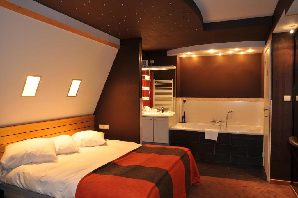Сьюит (Двухместный номер с 1 кроватью и гидромассажной ванной) отеля Hotel Panorama, Бульон
