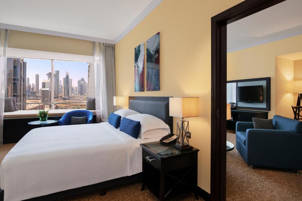 Сьюит (Клубный люкс Rotana с 1 кроватью размера «king-size») отеля Towers Rotana - Dubai, Дубай