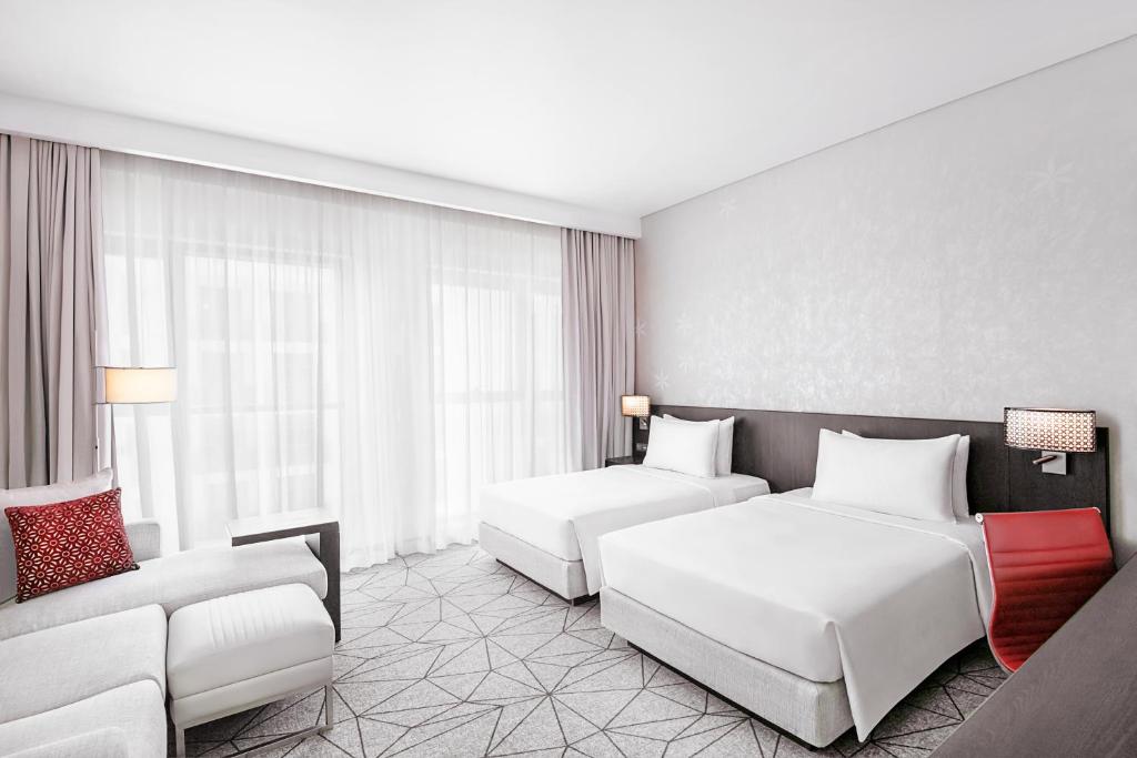 Трехместный (Двухместный номер с 2 отдельными кроватями, диваном-кроватью, видом на бассейн и бесплатным завтраком) отеля Hyatt Place Dubai Jumeirah, Дубай