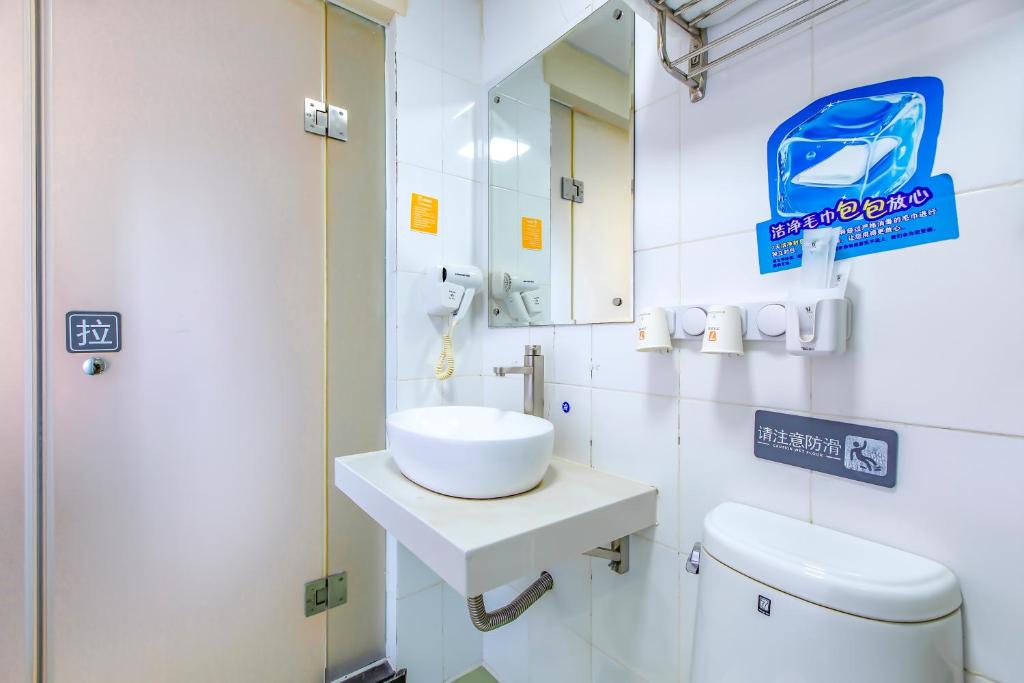Одноместный (Одноместный номер с общим душем и туалетом) отеля 7Days Premium Beijing Wangjing, Пекин