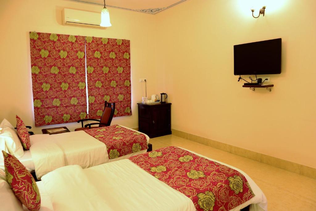 Двухместный (Junior Suite : Free Parking + Wifi + Early Check in upto 8 am), Suryaa Villa - A City Centre Hotel