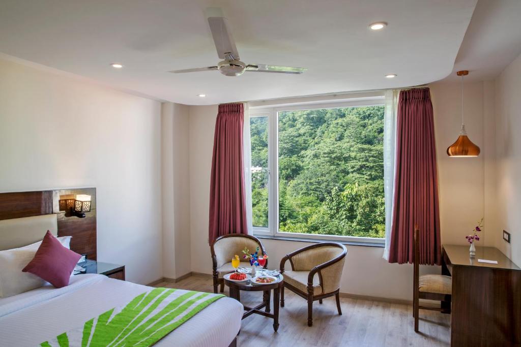 Двухместный (Улучшенный двухместный номер с 1 кроватью) отеля Regenta Inn On The Ganges Rishikesh, Ришикеш