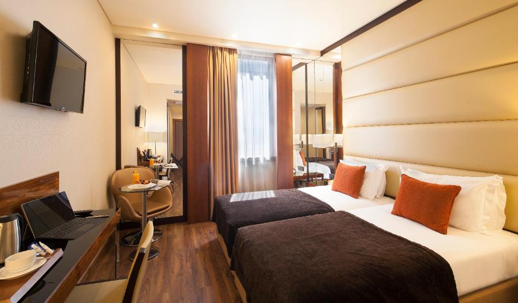 Двухместный (Улучшенный двухместный номер с 2 отдельными кроватями) отеля TURIM Av. Liberdade Hotel, Лиссабон