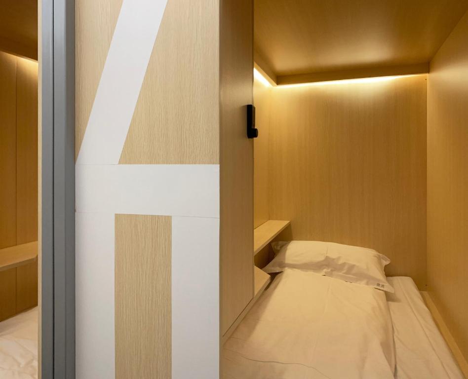 Номер (Кровать в общем 6-местном номере для женщин) хостела WeFlow Hostel (Shanghai Xintiandi), Шанхай
