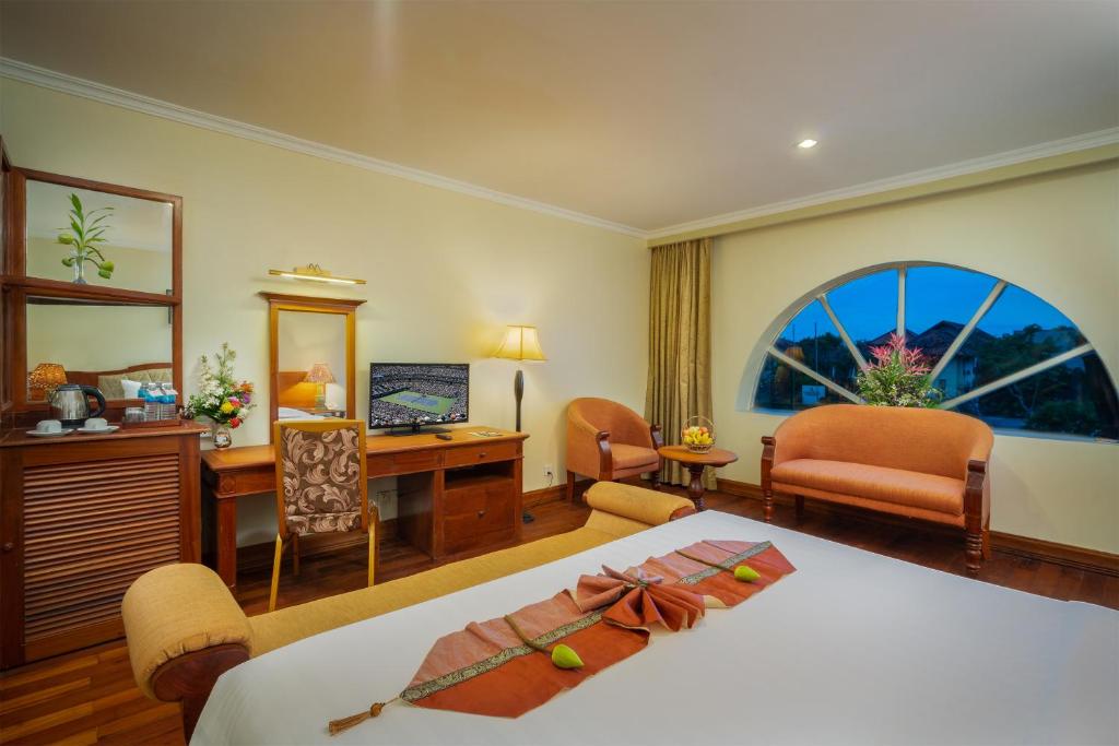 Двухместный (Двухместный номер Делюкс с 1 кроватью или 2 отдельными кроватями, вид на город) отеля Dragon Royal Angkor Hotel, Сием Рип