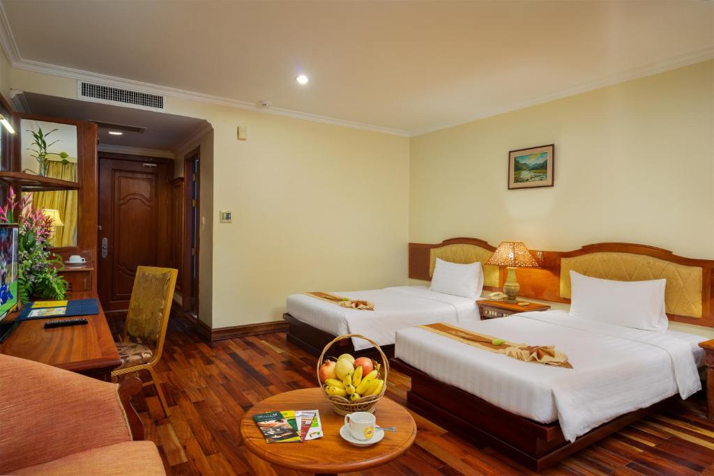Двухместный (Двухместный номер Делюкс с 1 кроватью или 2 отдельными кроватями и видом на бассейн) отеля Dragon Royal Angkor Hotel, Сием Рип